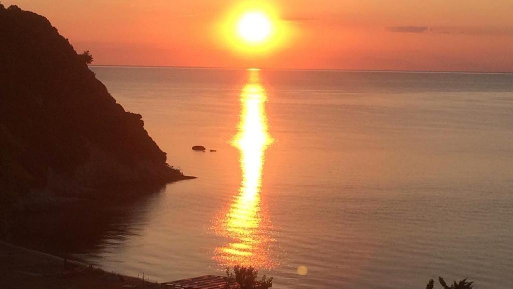 Katevi Luxury Seafront Villa Ierissos Dış mekan fotoğraf